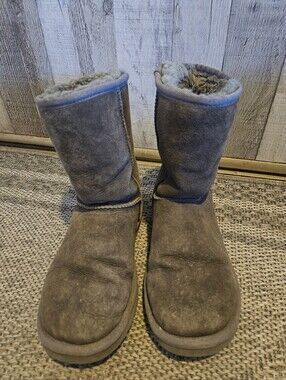 UGG Women's Classic Mini II Winter Boot. Rare, Dried Oregano. 6